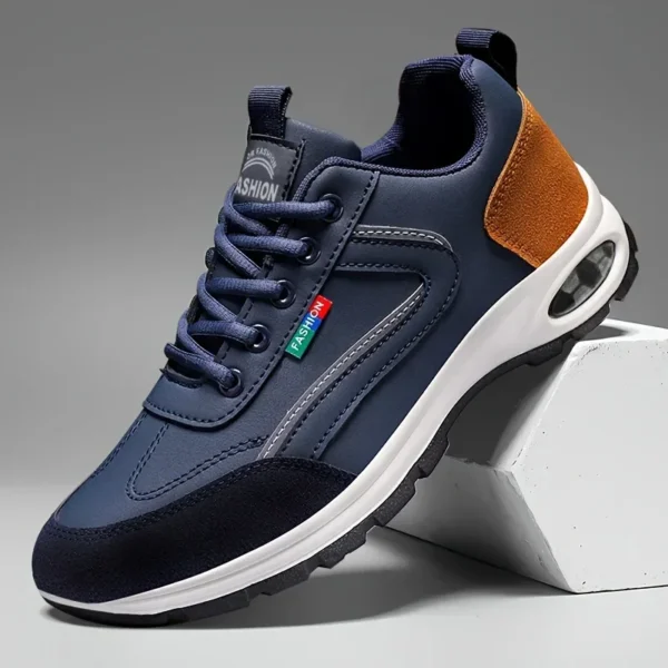 Tênis esportivo masculino moderno, leve, respirável e antiderrapante, com detalhes em camurça, ideal para uso diário ao ar livre.